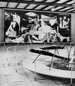 Abbildung Pablo Picasso's Guernica im Spanischen Pavillon, Weltausstellung Paris 1937