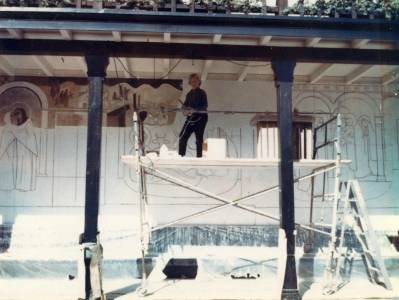 Lucienne Bloch at work, Saint Mary, San Francisco, 1965 (foto: Lucienne Bloch archive) 1965luciennepaintingmuralsaintmarykl.jpg