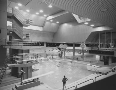 Schwimmhalle Oerlikon mit Polyesterblumen von Charlotte Schmid, ca. 1978 (foto: Walter Hauser; gta Archiv / ETH Zürich, Nachlass Charlotte Schmid und Willi Walter) 2711kl.jpg