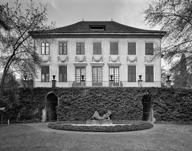 Muraltengut mit Skulptur von Hermann Haller (foto: Nick Brändli, 1989 / Baugeschichtliches Archiv Zürich) baz_170724screenkl.jpg