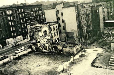 La Plaza Cultural, circa 1980, when Freddy Hernandez’s 1977 La Plaza Cultural Mural overlooked the community garden. Due to wall leaks, the mural was tarred over, replaced in 1985 by La Lucha’s collective mural. (foto: Marlis Momber) hernandez_plazacultural01kl.jpg