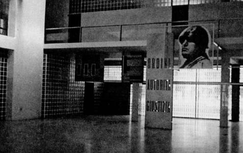 Salone delle Adunate nella Casa del Fascio con panelli ad affresco, stele monolitica e ritratto fotomecanico del Duce di Mario Radice, 1937 (foto: Pinacoteca civica di Como) img20211201_0118kl.jpg