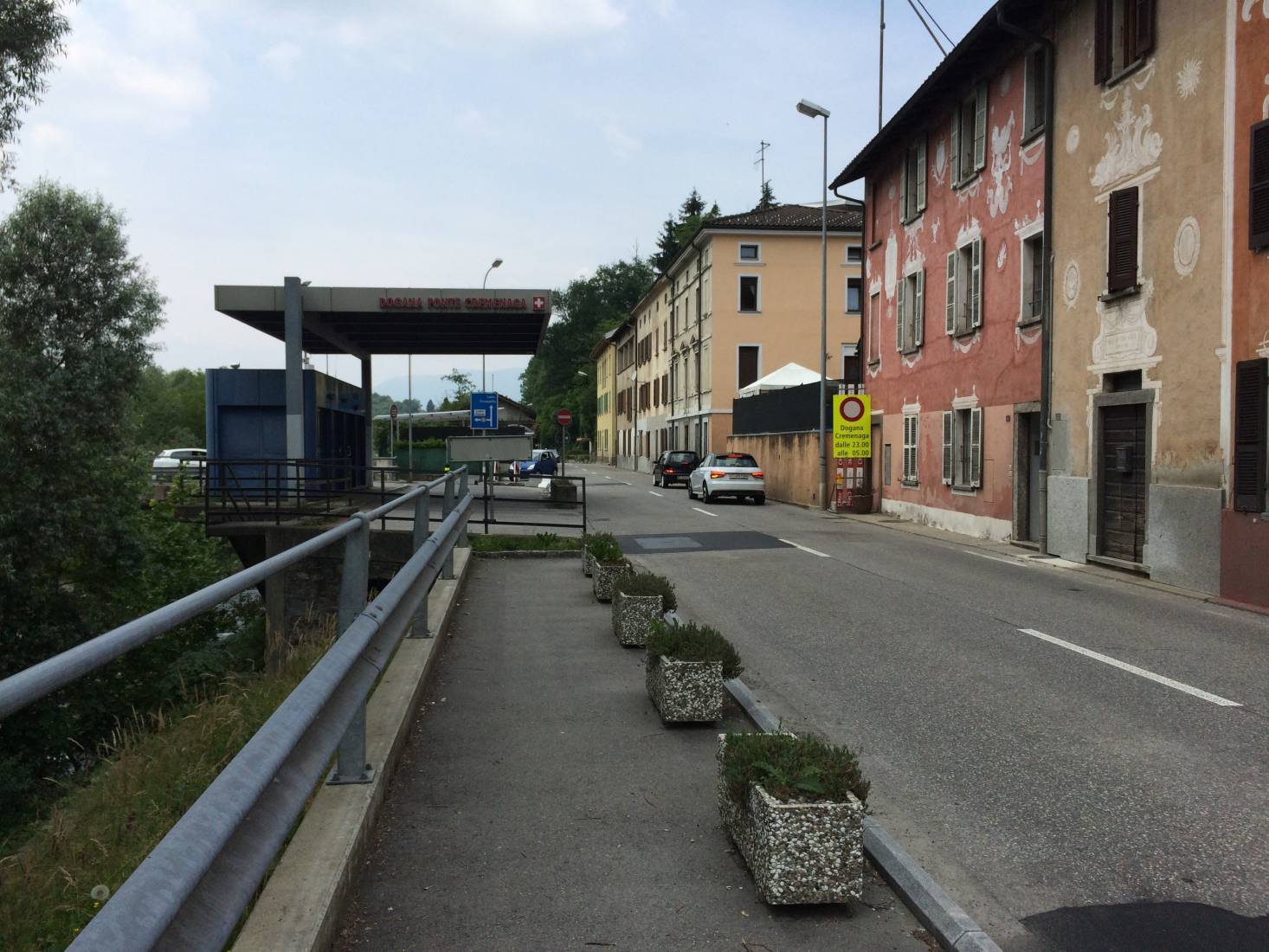 Grenzübergang in Ponte Cremenaga mit sgraffitierter Häuserfront Abbildung Ponte Cremenaga