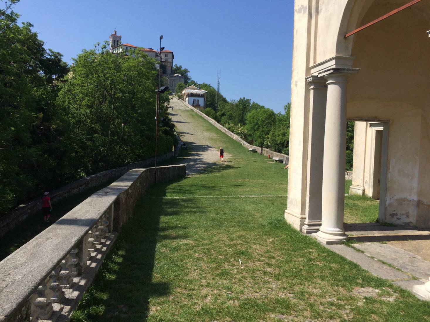 Blick von der 14. Kapelle des Sacro Monte di Varese nach Santa Maria del Monte
Abbildung Sacro Monte
