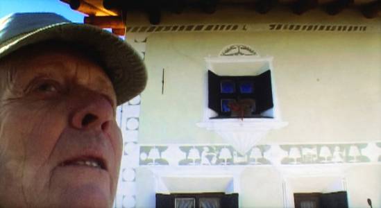 Giuliano Pedretti vor der Chesa a l'En, Celerina (2006) (foto: Aus Film Bott/Bass, 2013) img_8080kl.jpg