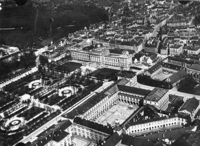 Hofgarten in der Gestaltung von 1895/97, Blick nach Nordosten mit Armeemuseum (Bildmitte); Aufnahme um 1930 (foto: Bauer-Wild et al. 1988) klenze_hofgarten02kl.jpg
