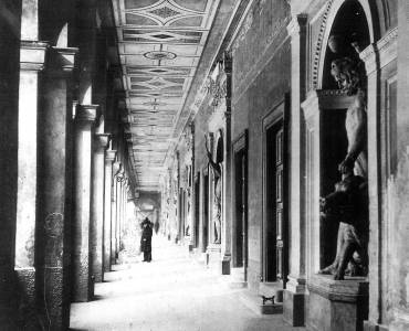 Östlicher Abschnitt der nördlichen Hofgartenarkaden um 1940 (foto: Bauer-Wild et al. 1988) klenze_hofgarten03kl.jpg