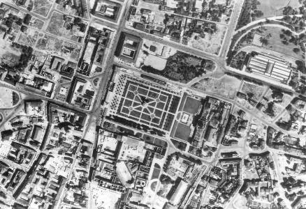 Hofgarten nach Neugestaltung 1952, mit Kriegszerstörungen an umliegenden Gebäuden (foto: Bauer-Wild et al. 1988) klenze_hofgarten04kl.jpg