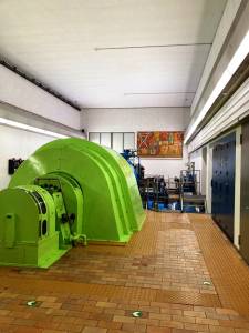 Maschinensaal im Kraftwerk Löbbia mit Gemälde von Constant Könz (foto: EWZ Energie Kraftwerke Bergell) koenz_loebbia15kl.jpg