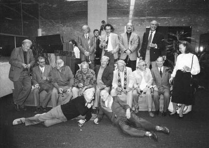 Gustav Stettler, Karl Glatt. In der zweiten Reihe: stehend, Toni Rebholz, Peter Moilliet, Romolo Esposito, Hans Weidmann, Robert Lienhard, Jean-François Comment, Paul Stöckli, 2 Gäste. In der 3. Reihe die Musiker der Jazz-Band «Dark Town Strutter». V.l.n.r: R. Suter (Piano), B. Vischer (Posaune), L. Mermet (Bass), Alex Felix (Trompete), N.N. (Klarinette), W. Bosshardt (Schlagzeug). Aufnahme 1984 (foto: Arbeitsgruppe Kreis 48) kreis48_01kl.jpg