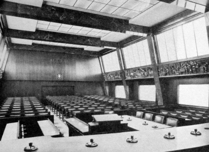 Bruno Taut, Haus des Gesamtverbands, Sitzungssaal mit seitlichen Reliefs (foto: aus: Hoffsten, 2017) p1020922kl.jpg