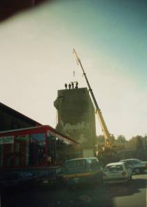 Abbruch des Brauereiturms in Celerina, 15.8.1987 (foto: Giuliano Pedretti / Kulturarchiv Oberengadin) pedretti_celerina01kl.jpg