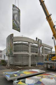 Mosaik von Josep Renau, Erfurt: Montage des restaurierten Mosaiks (foto: Wüstenrot-Stiftung / Thomas Wolf) renau_erfurt03kl.jpg