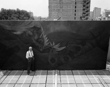 Rufino Tamayo delante su obra Prometeo, México D.F., 1957 (foto: Juan Guzmán) tamayo_prometeo01kl.jpg